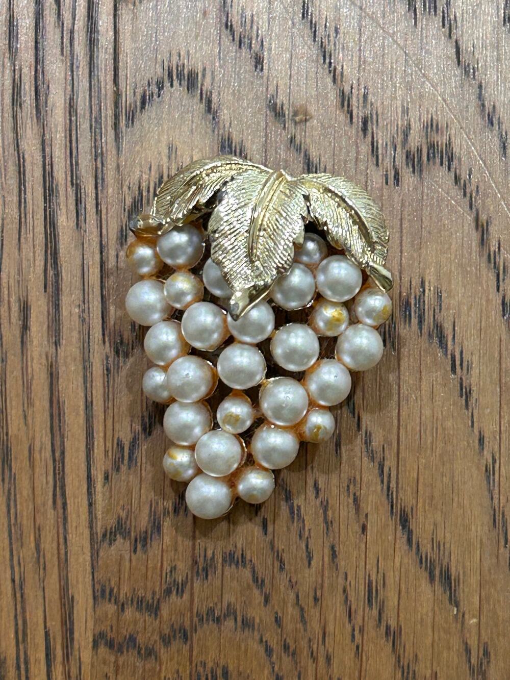 Vintage gold tone pearl like brooch